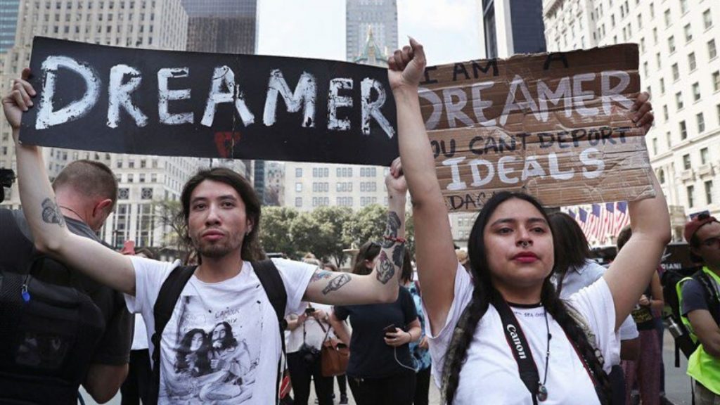 Jóvenes migrantes se manifiestan en defensa del DACA, el jueves 18 de junio de 2020.